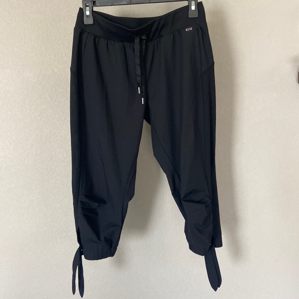 Lorna Jane tie Capri pant